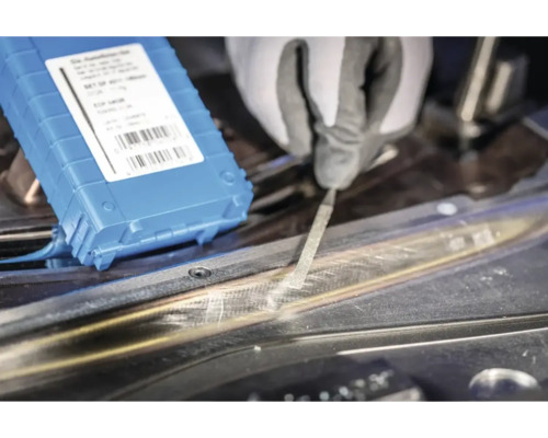 Metallbearbeitung mit einer Schlüsselfeile und einem Feilenheft