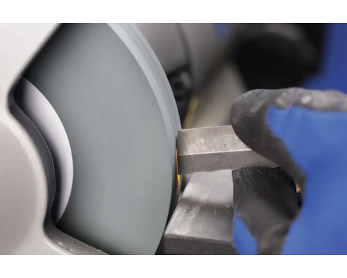 Nahaufnahme einer Person, die mit einer Schleifscheibe ein Metallstück bearbeitet