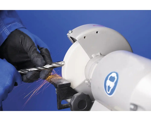 Bohrer wird an einer Schleifmaschine geschärft