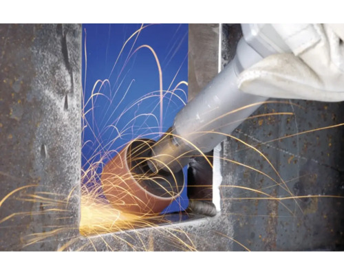 Ein Winkelschleifer wird verwendet, um Metall zu schleifen und es entstehen Funken.