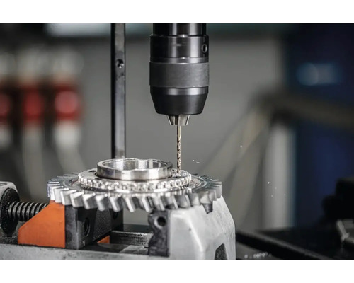 Metallbearbeitung mit Bohrmaschine an Zahnrad