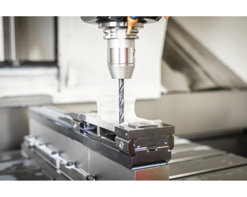 CNC-Fräsmaschine bei der Bearbeitung eines Werkstücks.