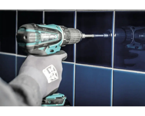 Akkuschrauber bohrt Loch in Fliese