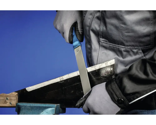 Eine Person schärft eine Sense mit einem Schärfwerkzeug.