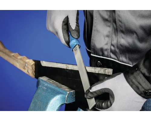 Axtschärfen mit einer Feile in einem Schraubstock mit Handschuhen