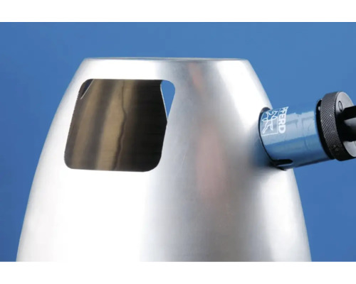 Metallbehälter mit Öffnung und Werkzeug