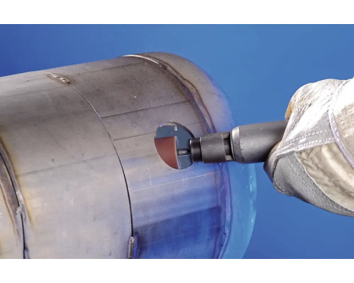 Eine Person verwendet ein Schleifwerkzeug, um eine Oberfläche zu bearbeiten.