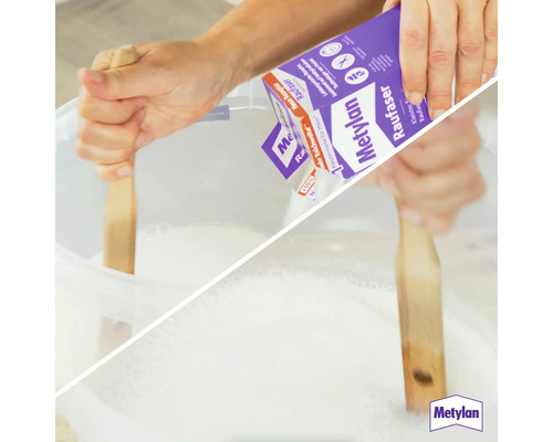 Anrühren von Metylan Raufaserkleister in einem Eimer mit einem Holzstab