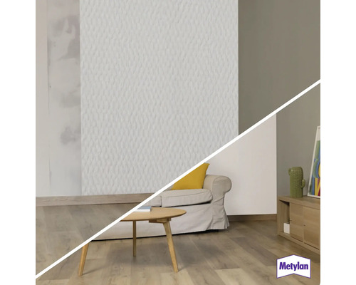 Heller Wohnraum mit strukturierten Tapeten und Holzboden