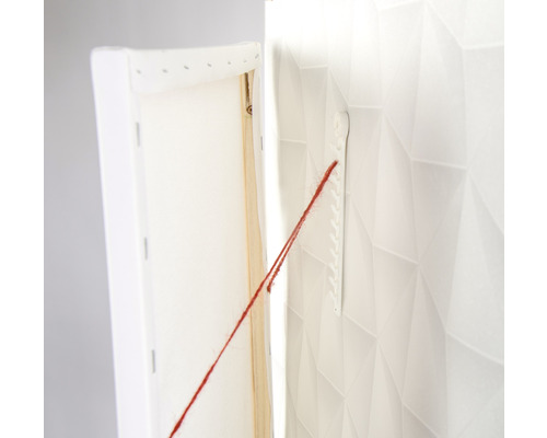 Leere Leinwand hängt mit einer Kordel an einer Wandhalterung