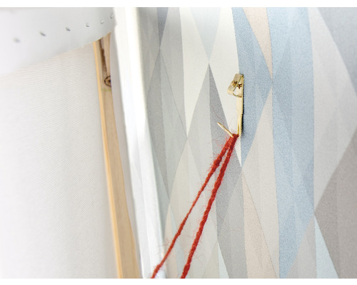 Detailansicht einer Aufhängevorrichtung für ein Bild an einer Wand