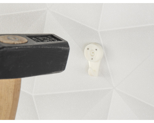 Hammer und Bilderhaken an einer Wand