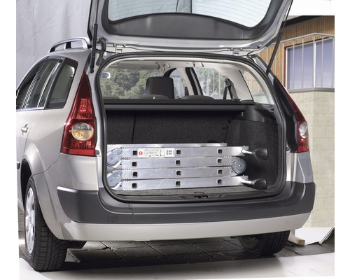 Eine Mehrzweckleiter liegt im Kofferraum eines Autos.