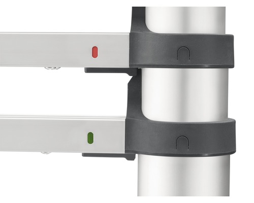 Detailaufnahme von silberfarbenen Teleskopstangen mit roten und grünen Markierungen