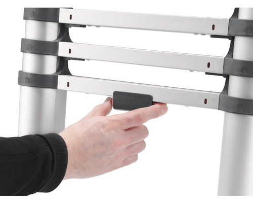 Detailansicht einer Teleskopleiter mit Hand, die einen Mechanismus bedient