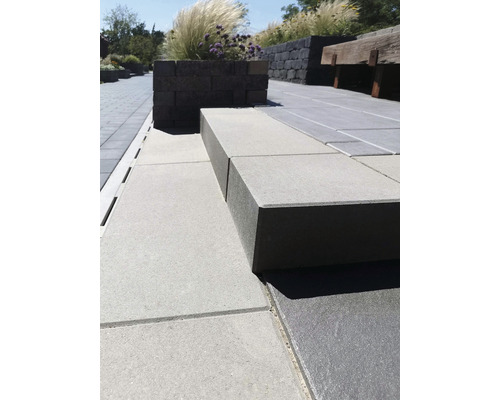 Gartenweg mit Pflastersteinen und Entwässerungsrinne