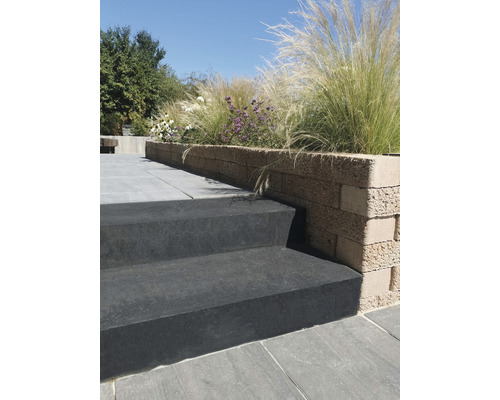 Gartentreppe mit Pflanzbeetbegrenzung aus Mauersteinen