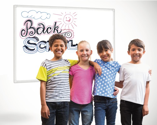 Vier Kinder stehen vor einer Tafel mit der Aufschrift ''Zurück zur Schule''.