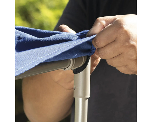 Detailaufnahme des Aufziehens eines Sonnenschirmbezugs auf ein Sonnenschirmgestell