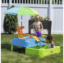 Kinder spielen mit einem Step2 Wasserspieltisch im Garten mit einem Sonnenschirm