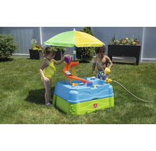 Kinder spielen mit einem Step2 Wasserspieltisch im Garten mit einem Sonnenschirm