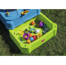 Sandkasten mit Sandspielzeug auf Rasen