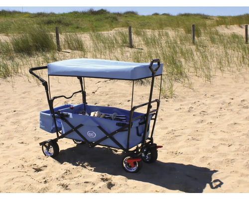 Bollerwagen mit Dach auf Sand