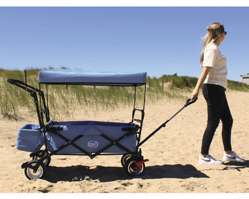 Bollerwagen mit Dach und Zugstange auf Sand