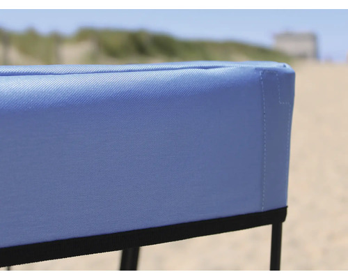 Detailansicht eines Campinghockers mit Bezug