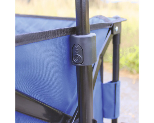 Detailansicht eines Bollerwagens mit blauem Stoff und schwarzem Gestell