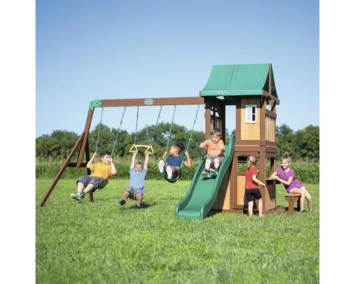 Spielplatz mit Schaukeln, Rutsche und Spielhaus für Kinder im Garten