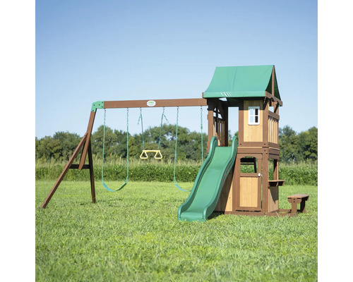 Spielplatz mit Schaukeln, Rutsche und Spielhaus aus Holz im Garten