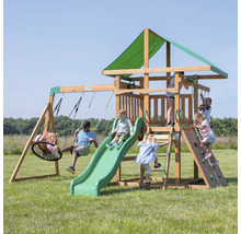 Kinderspielplatz mit Schaukeln, Rutsche und Kletterwand im Garten.