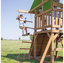 Kinder beim Spielen auf einem Spielturm mit Seilleiter