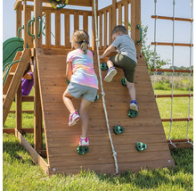 Zwei Kinder klettern auf einer hölzernen Kletterwand mit Griffen.