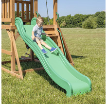 Junge rutscht auf einer grünen Rutsche eines Spielturms im Garten