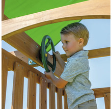Junge spielt mit einem Lenkrad an einem Spielturm aus Holz