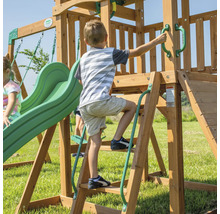 Kind klettert auf ein Holzspielgerät mit Rutsche und Schaukel