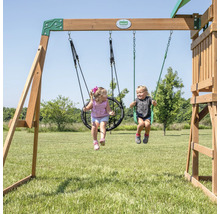 Holzschaukel mit Kindern auf dem Rasen