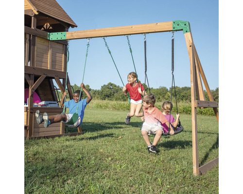 Spielplatz mit Schaukel und Kletterturm im Garten, Kinder spielen