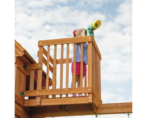 Kind auf einem Spielturm mit einem Teleskop.