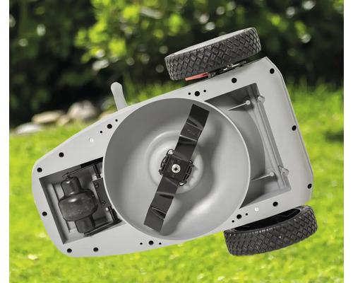 Unterseite eines Rasenmähers mit Messer