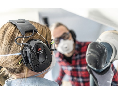 Person mit 3M Peltor ProTac III Gehörschutzkopfhörern bei der Arbeit