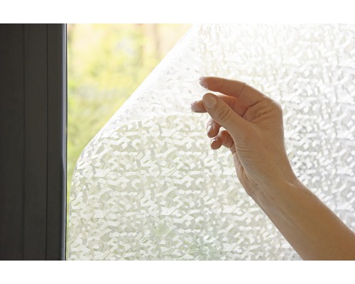 Dekorfolie wird an einem Fenster angebracht