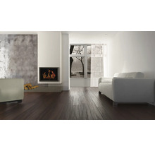 Heller Wohnraum mit Kamin, Holzfußboden und Sofa
