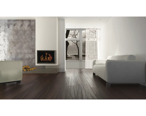 Heller Wohnraum mit Kamin, Holzfußboden und Sofa