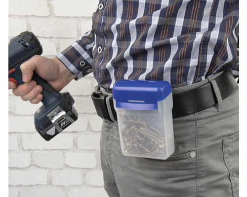 Handwerker mit Schraubenbox am Gürtel und Akkuschrauber in der Hand