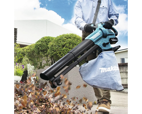 Akku Laubsauger und Laubbläser im Einsatz mit Laubfangsack.
