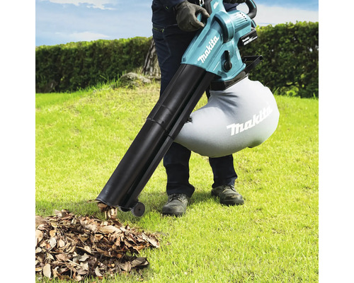 Makita Akku-Laubsauger im Einsatz auf Rasen mit Laub