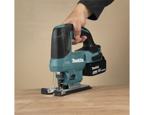 Makita Akku-Stichsäge im Einsatz auf Holz